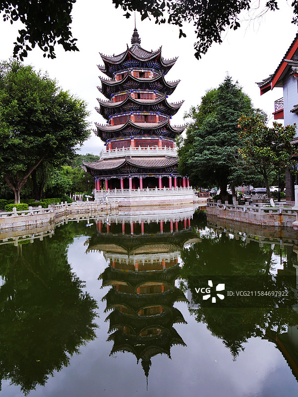 云南楚雄州彝人古镇的小桥流水景观图片素材