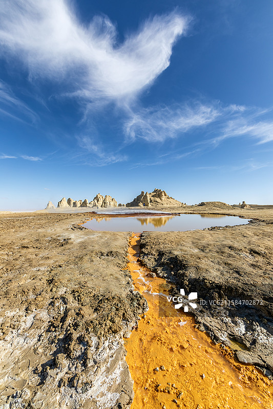 青海冷湖镇俄博梁雅丹地貌的硫磺湖自然地貌景观图片素材