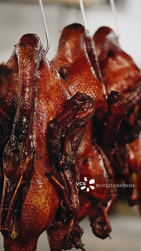 挂着的整只卤鹅的特写镜头图片素材