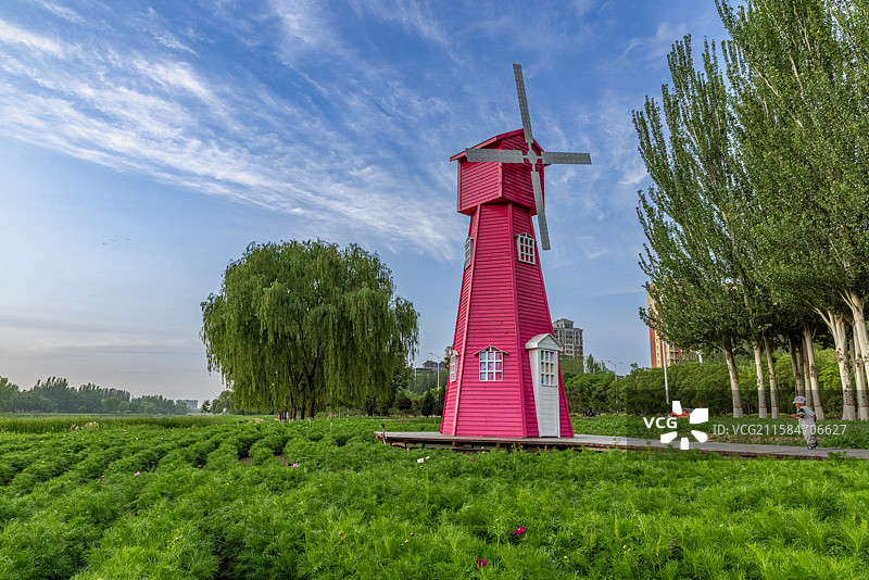 典农河畔的风车  典农河原为艾依河蜿蜒穿越银川市内，连接了几十个湖泊，湖畔绿树成荫、花团锦簇。图片素材