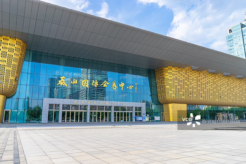 中国山东泰安市泰山区，城市建筑拍摄主题，泰山国际会展中心和泰安日报社写字楼，户外无人图像图片素材