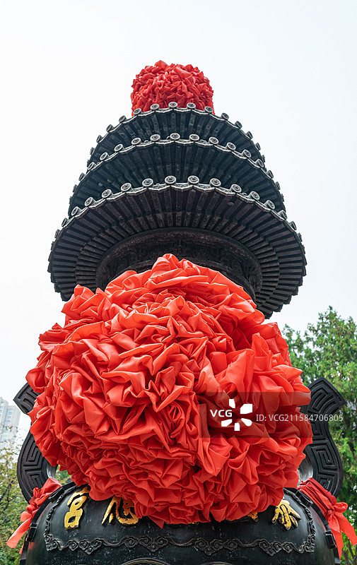 中国山东省泰安市泰山区泰山旅游景区著名景点，灵应宫道观寺庙里的巨大的香炉，户外白昼无人图像摄影图片素材