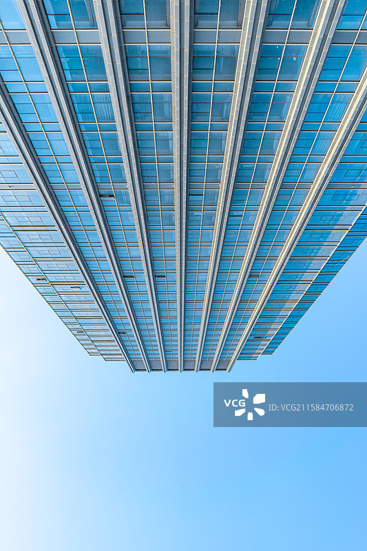 中国城市建筑拍摄主题，现代城市摩天大楼双子塔，低视角仰拍蓝色的天空和摩天大楼，户外无人图像摄影图片素材