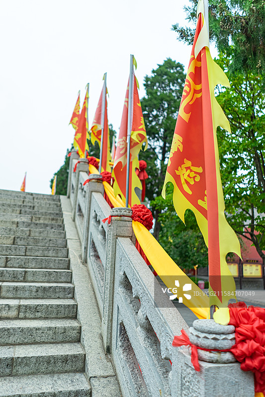 中国山东省泰安泰山旅游景区著名景点，灵应宫道观寺庙里祭坛的台阶楼梯和栏杆，户外无人图像摄影图片素材