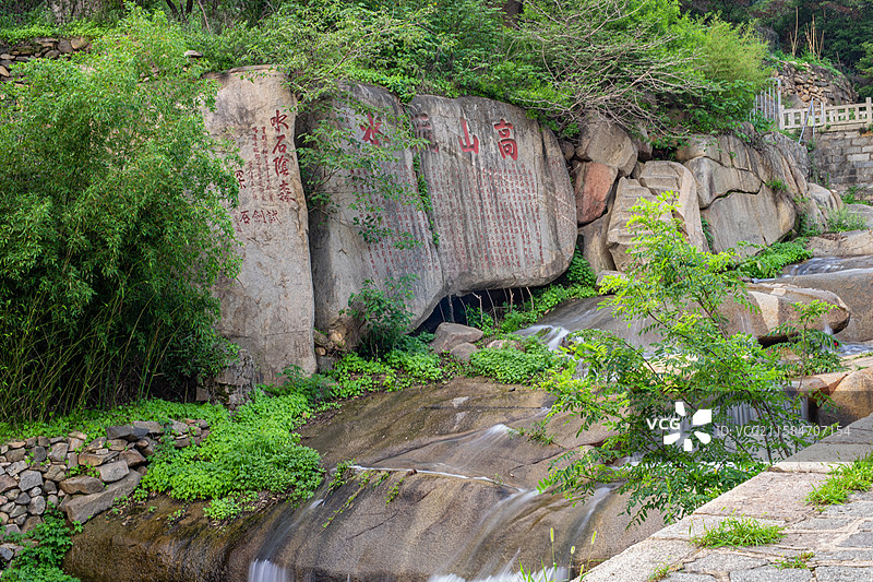 中国非都市风光拍摄主题，山东泰安国内著名景点泰山风景区，经石峪高山流水摩崖石刻，户外白昼无人图像摄影图片素材