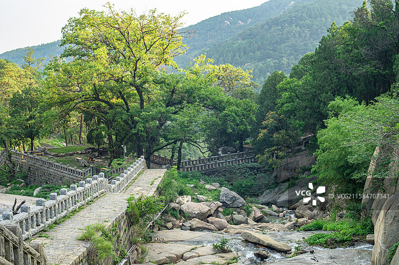 中国非都市风光拍摄主题，山东泰安泰山风景区，经石峪高山流水石桥和瀑布，户外白昼无人图像摄影图片素材