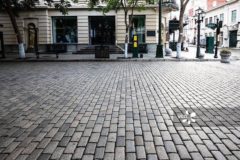 哈尔滨中央大街建筑和石头路面图片素材