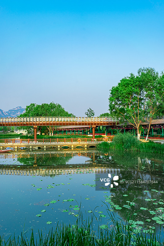 中国非都市风光拍摄主题，山东泰安泰山天平湖公园，木制栈道步行道路外立面和湖泊，户外白昼无人图像摄影图片素材