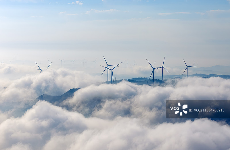 云海中的风力发电场，云海翻滚，风电塔高耸图片素材