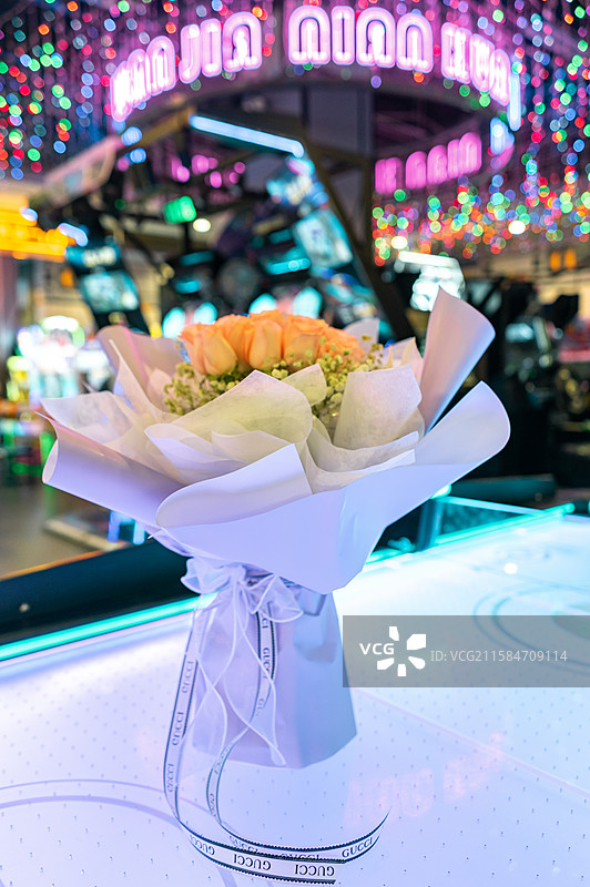 中国鲜花拍摄拍摄主题，一束黄色粉色红色的鲜花玫瑰花，户外夜晚无人图像摄影图片素材