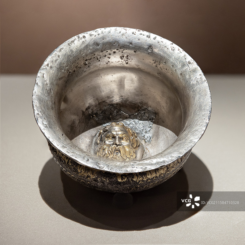 首博-希腊人-从阿伽门农到亚历山大-杯-底部有山林之神西勒诺斯头像-公元前300-280年-银-塞萨图片素材