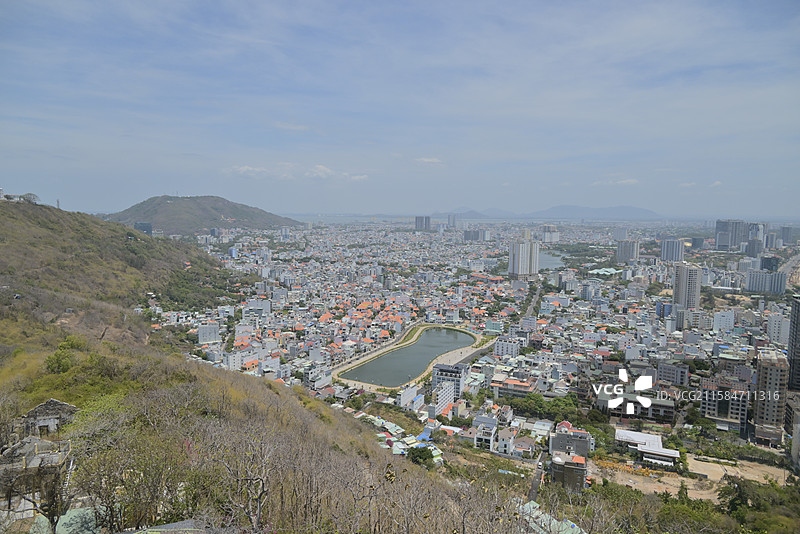 山城全景：建筑与自然的交织 越南头顿耶稣山图片素材