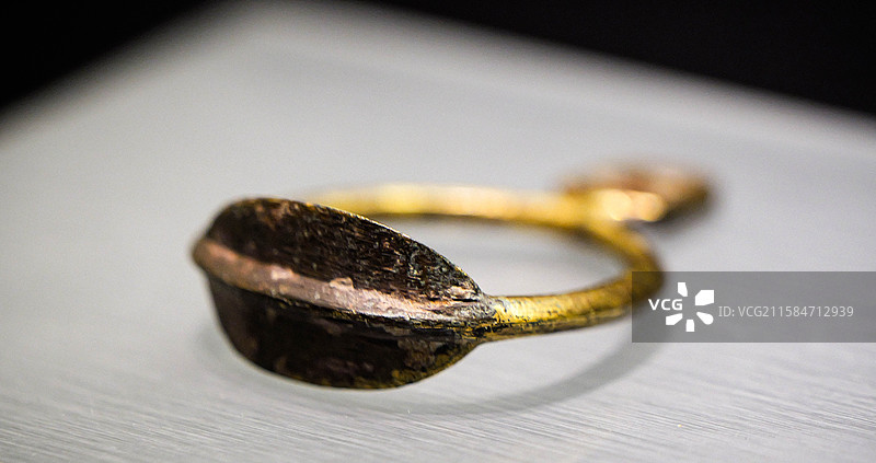 唐代文物鎏金马镫图片素材