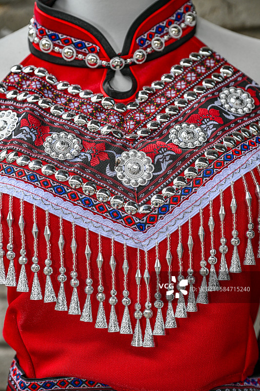 四川省绵阳市室内民族女性服装展示，羌绣，刺绣图片素材