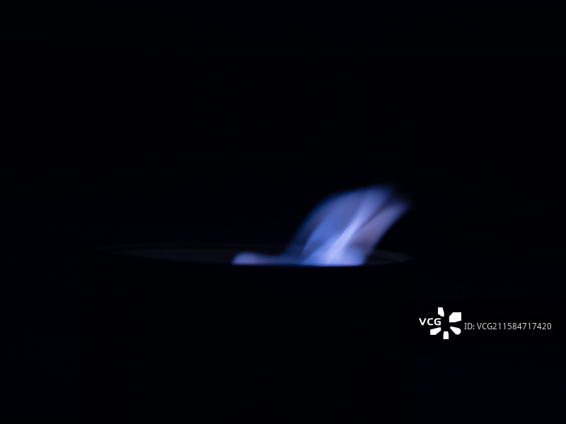 黑色背景下燃烧的火焰镜头图片素材