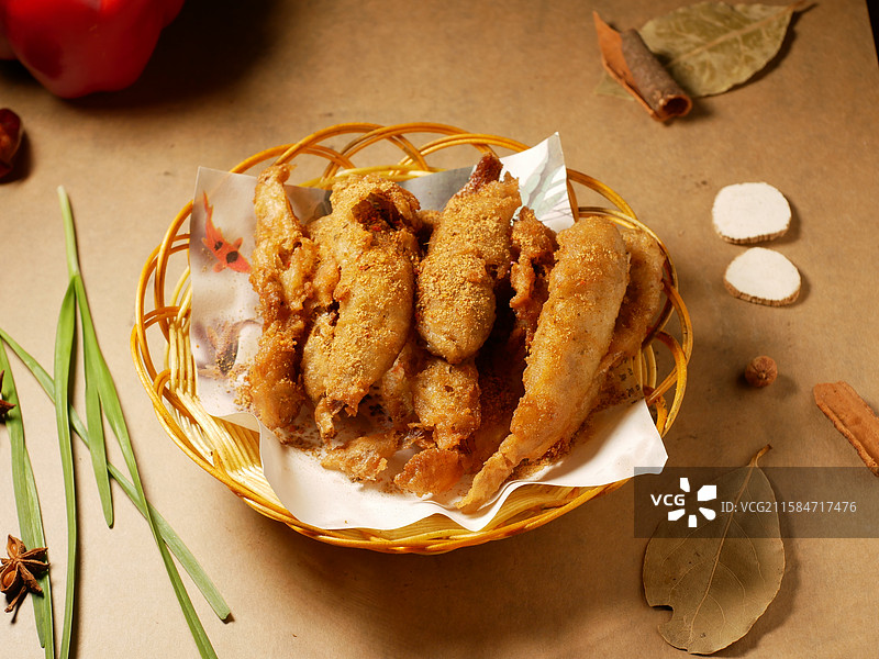 桌上盘子里食物的特写镜头图片素材