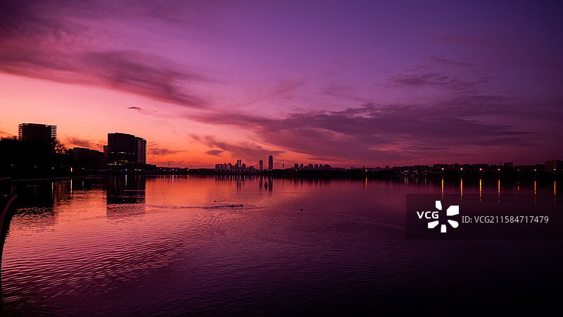 朝阳的天空衬托出建筑物的轮廓图片素材