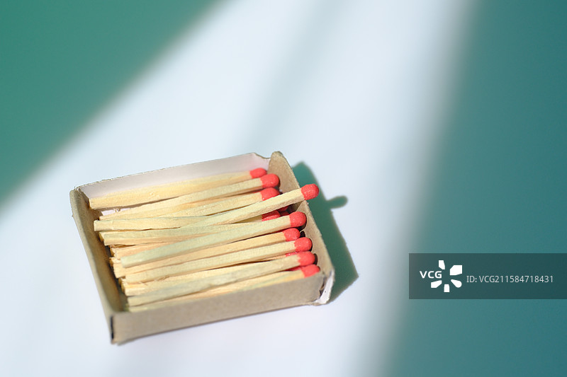 白色背景下的火柴盒。洋火。火柴棍图片素材