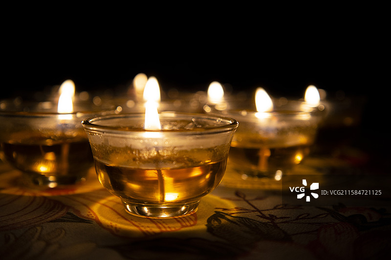 燃烧的酥油灯碗烛光图片素材