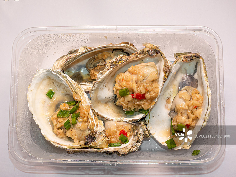 一盒蒜蓉生蚝的鲜美诱惑图片素材