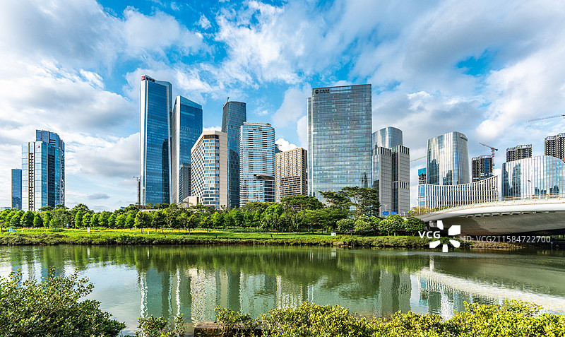 蓝天白云的前海桂湾写字楼天际线和桂湾公园图片素材