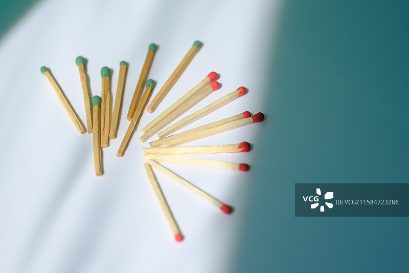 白色背景下的老式泊头火柴。火柴盒。洋火。设计素材图片素材