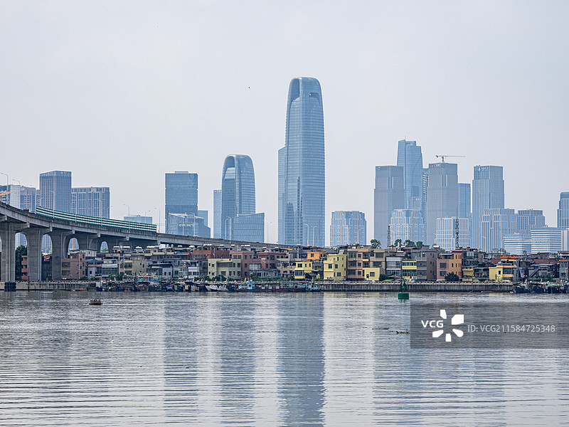 城市新旧同框，清晰的旧建筑和朦胧的新建筑图片素材