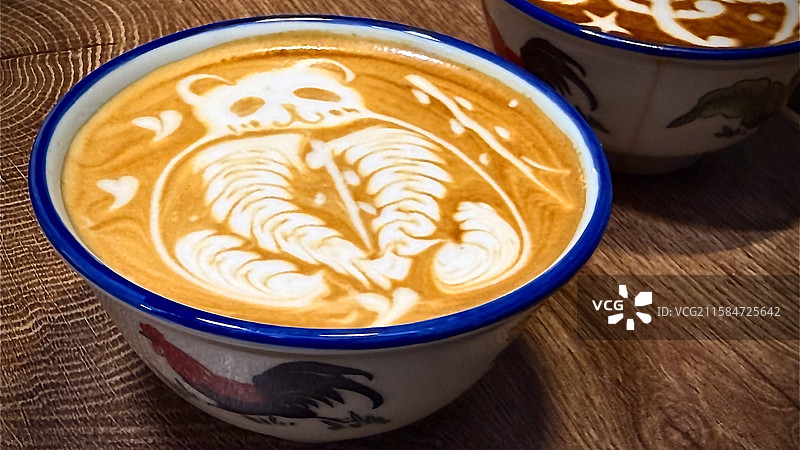 咖啡拉花熊猫图案拿铁卡布奇诺图片素材