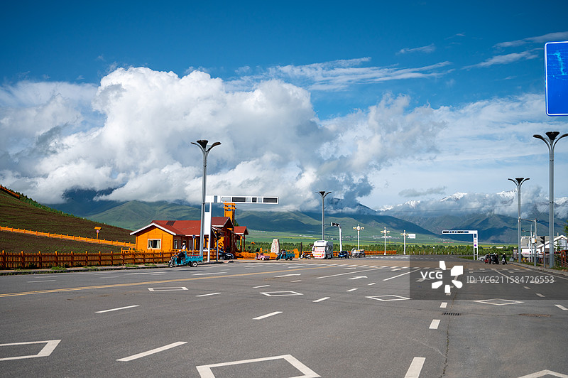 蓝天下的源门图片素材