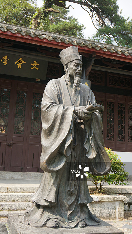 江西省九江市庐山风景区：白鹿洞书院周敦颐铜像图片素材