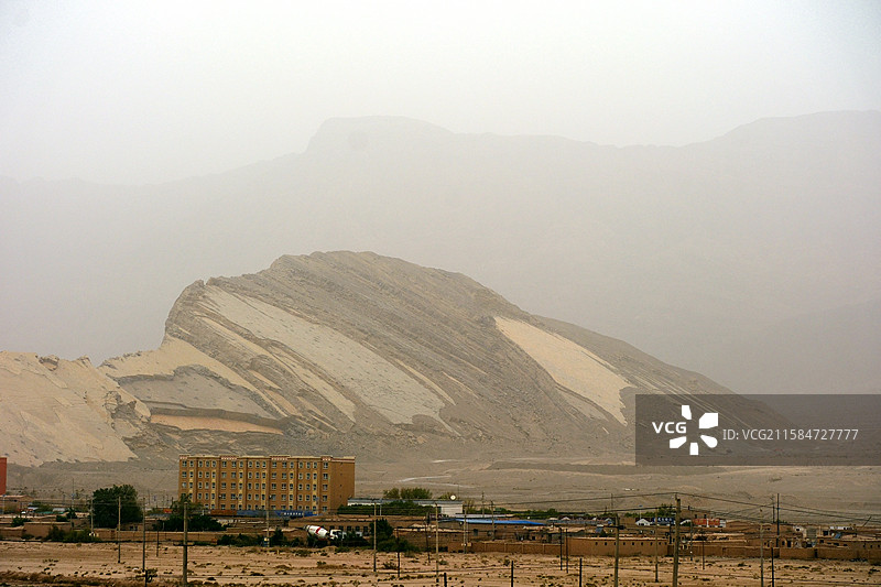 夏日新疆喀什巴楚县三岔口镇伽师县沿途雾尘景象图片素材