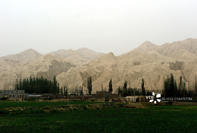 夏日新疆喀什巴楚县三岔口镇伽师县沿途雾尘景象图片素材
