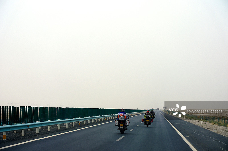 夏日新疆喀什巴楚县三岔口镇伽师县沿途雾尘景象图片素材