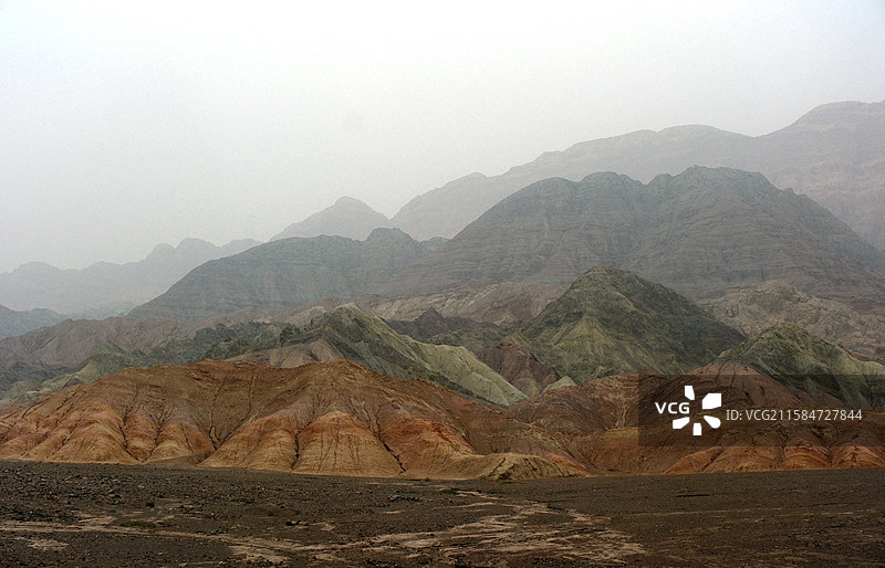 夏日新疆喀什巴楚县三岔口镇伽师县沿途雾尘景象图片素材