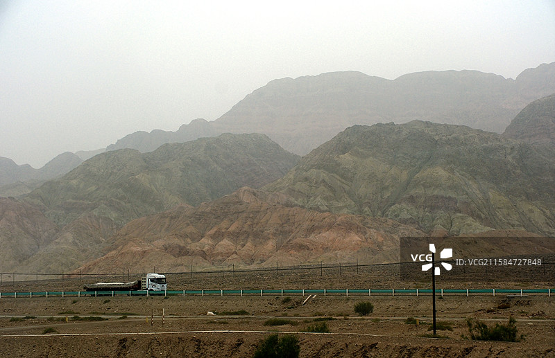 夏日新疆喀什巴楚县三岔口镇伽师县沿途雾尘景象图片素材