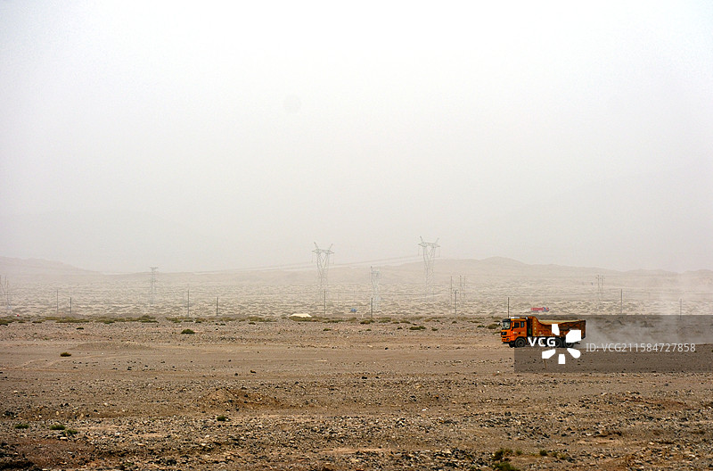 夏日新疆喀什巴楚县三岔口镇伽师县沿途雾尘景象图片素材