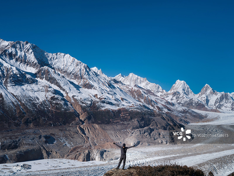男摄影师在中国西藏昌都市雅隆冰川蓝冰旅行图片素材
