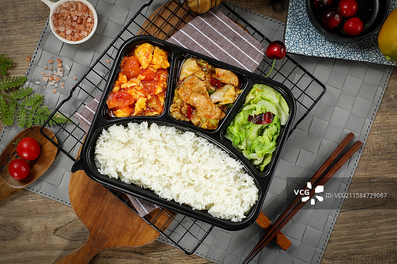 西红柿炒蛋清炒白菜盒饭图片素材