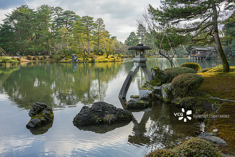 日本石川县金泽市旅游景点回游林泉式庭园日本三大名园之一兼六园图片素材