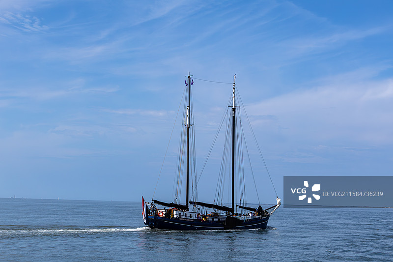 荷兰北部Ameland小众小岛上的双桅帆船图片素材