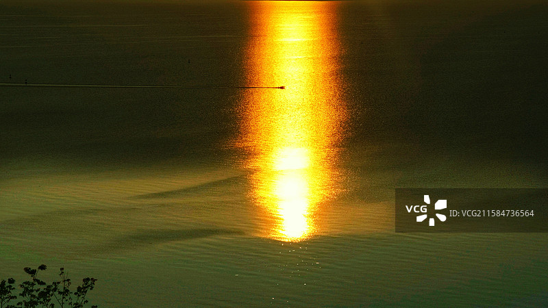 夕阳泛舟图片素材