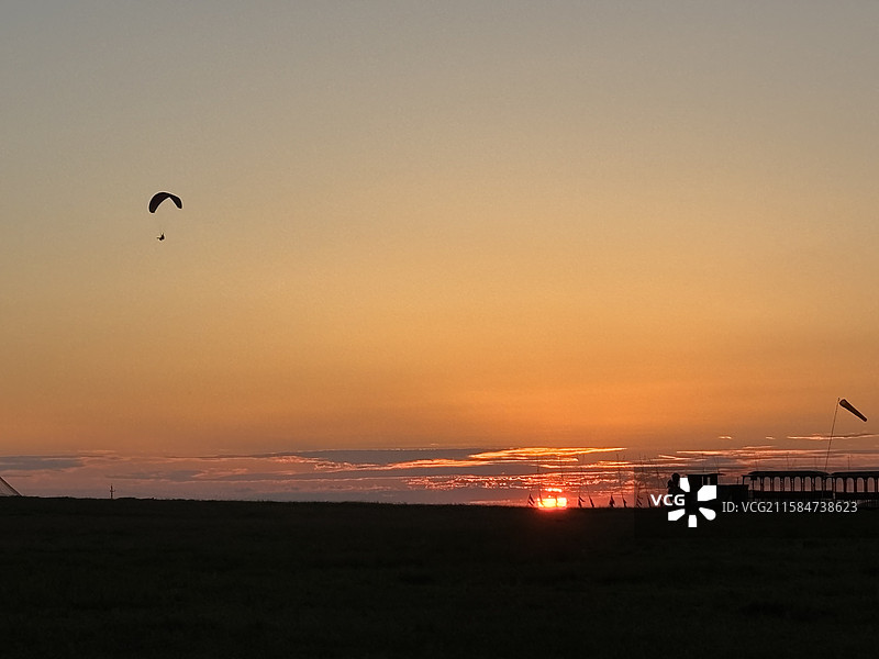 日落草原滑翔伞图片素材