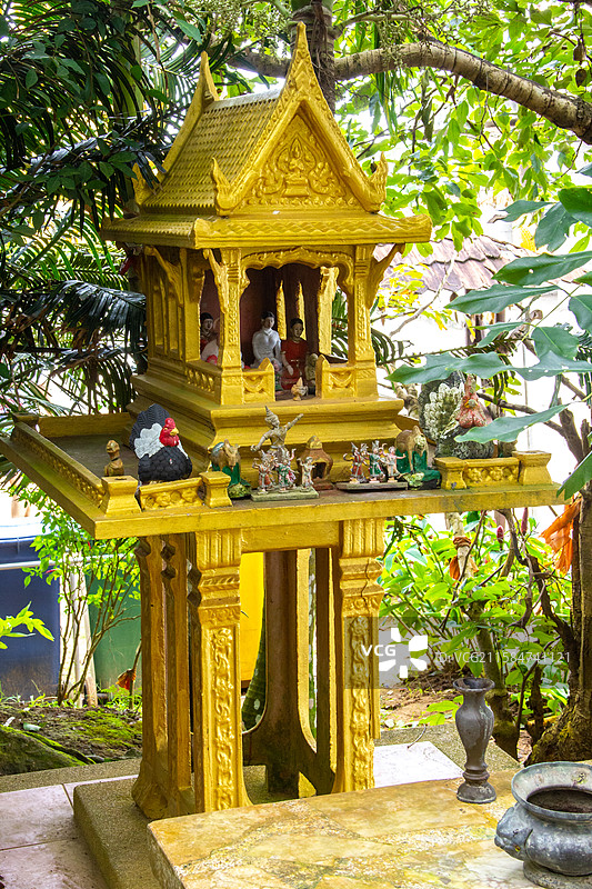 泰国普吉岛大佛寺庙中 供奉神灵或祖上的神龛神台神屋图片素材
