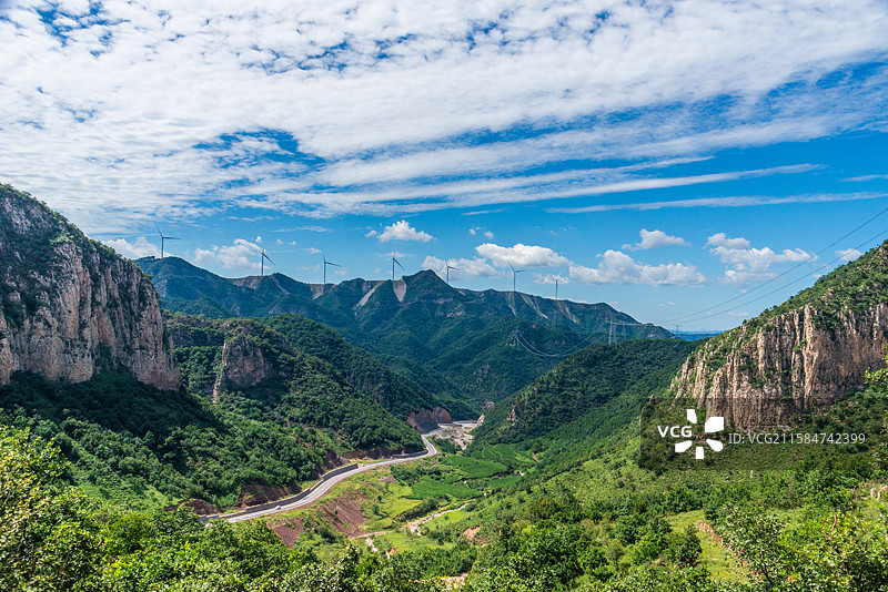 蓝天白云山谷风景图片素材