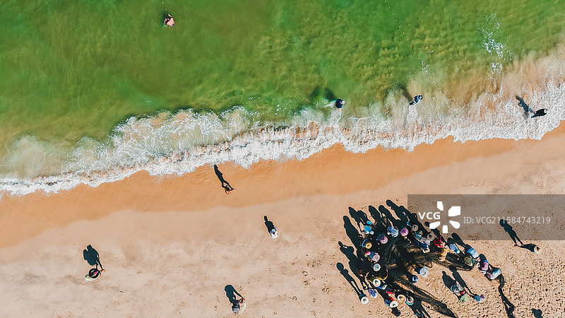 万宁海岸线的渔民正在打捞渔获图片素材