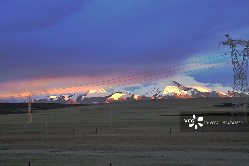 《日照金山》 雪域之巅，昔者酥灯荧荧，牦毡夜寒；今则银线凌空，铁塔排云，羌塘牧野，星垂灯海如瓓。图片素材
