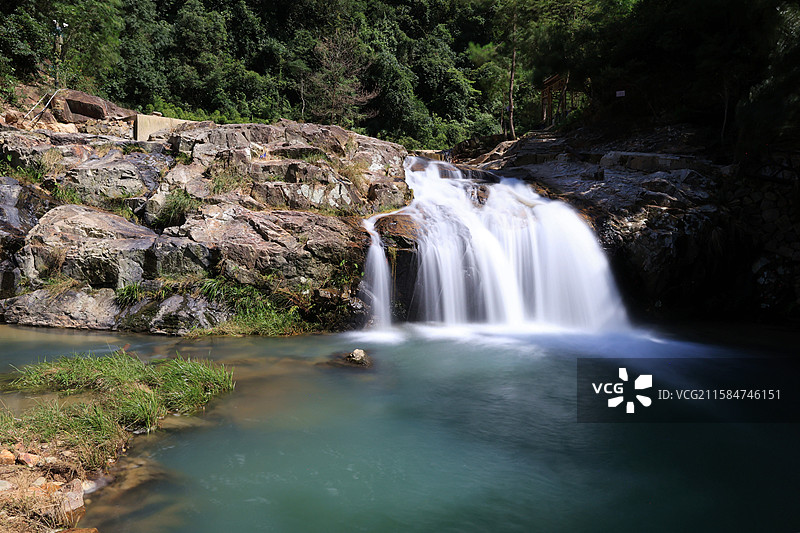 福建仙游，天马村石门峡谷溪水瀑布岩石树林图片素材