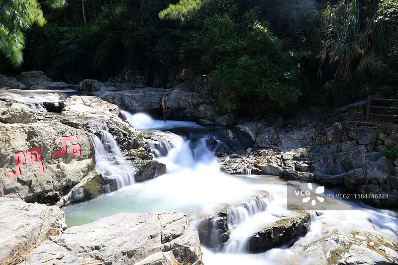 福建仙游，天马村石门峡谷溪水瀑布岩石树林图片素材