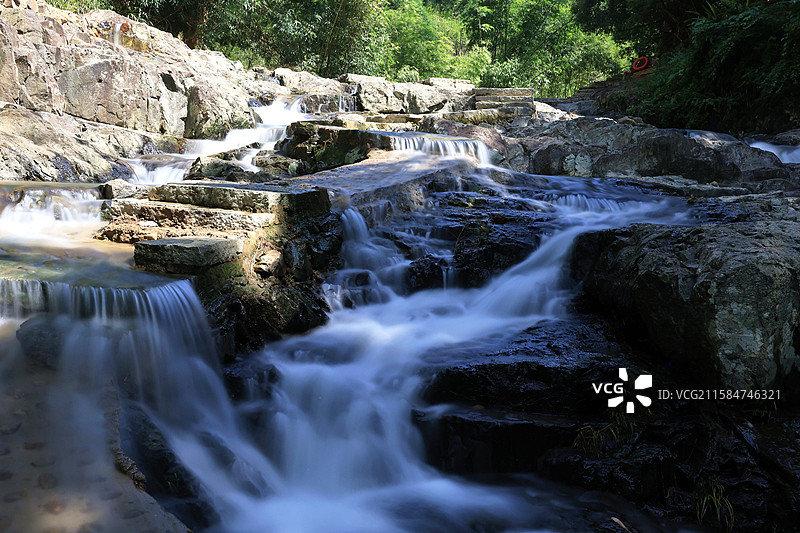 福建仙游，天马村石门峡谷溪水瀑布岩石树林图片素材