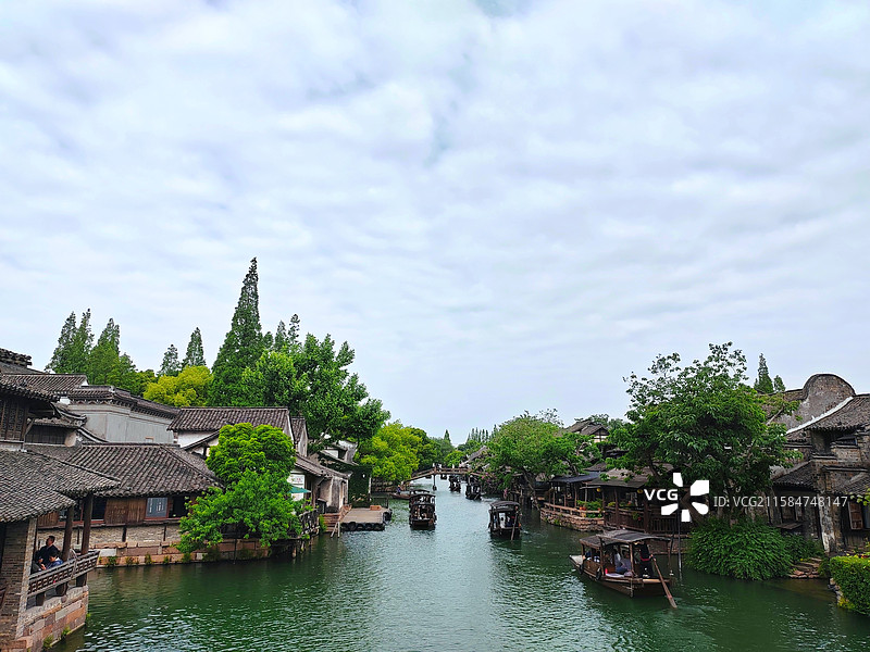 2025年五一期间浙江嘉兴桐乡西镇西栅风景区西市河游船图片素材
